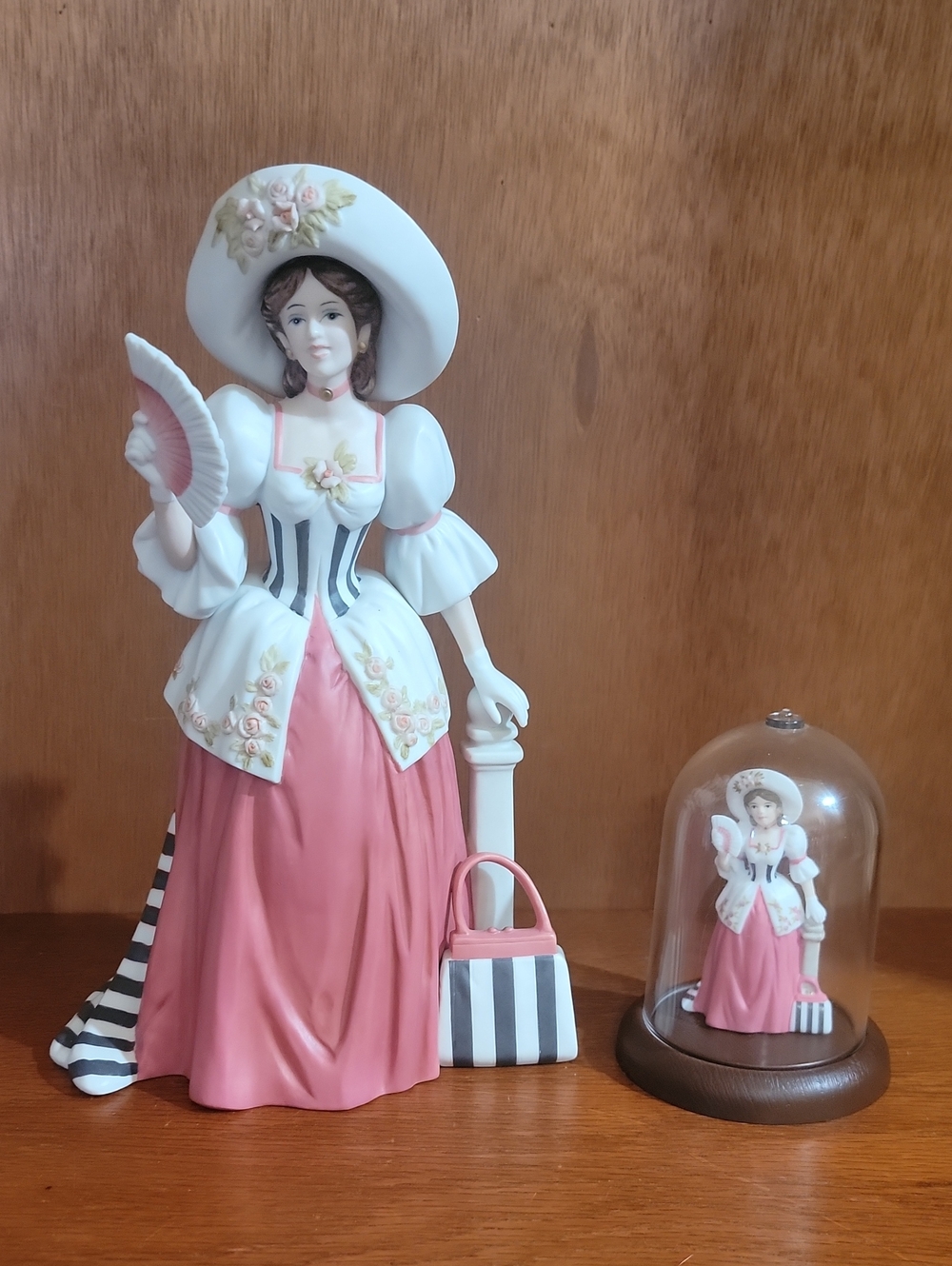Avon 1994 Starr Mrs. Albee Award W/Miniature And Dome